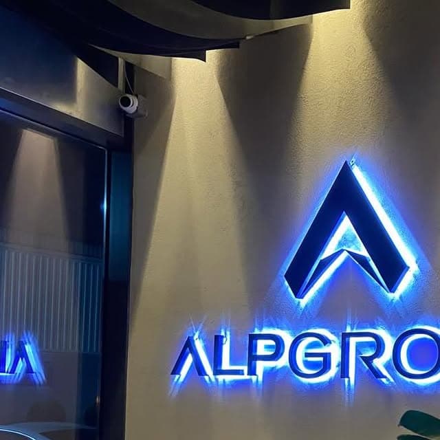 Alpgro markası için mavi ışıklı logo ve kutu harf tabela